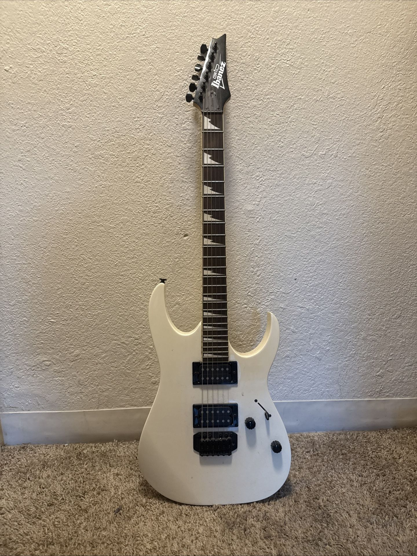 Ibanez GRG120BDX Gio Series Electric Guitar – White (Used, Very Good Condition)