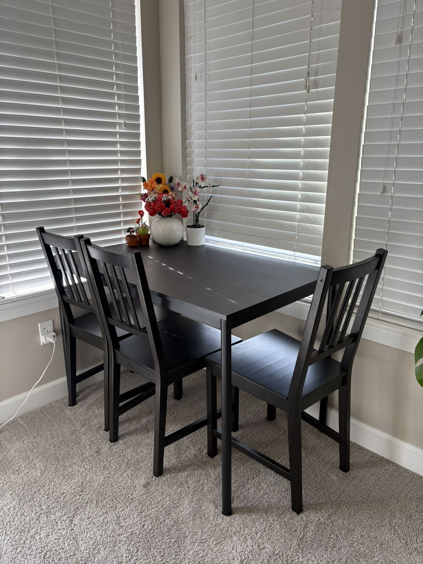 Dining table w/ 4 chairs included