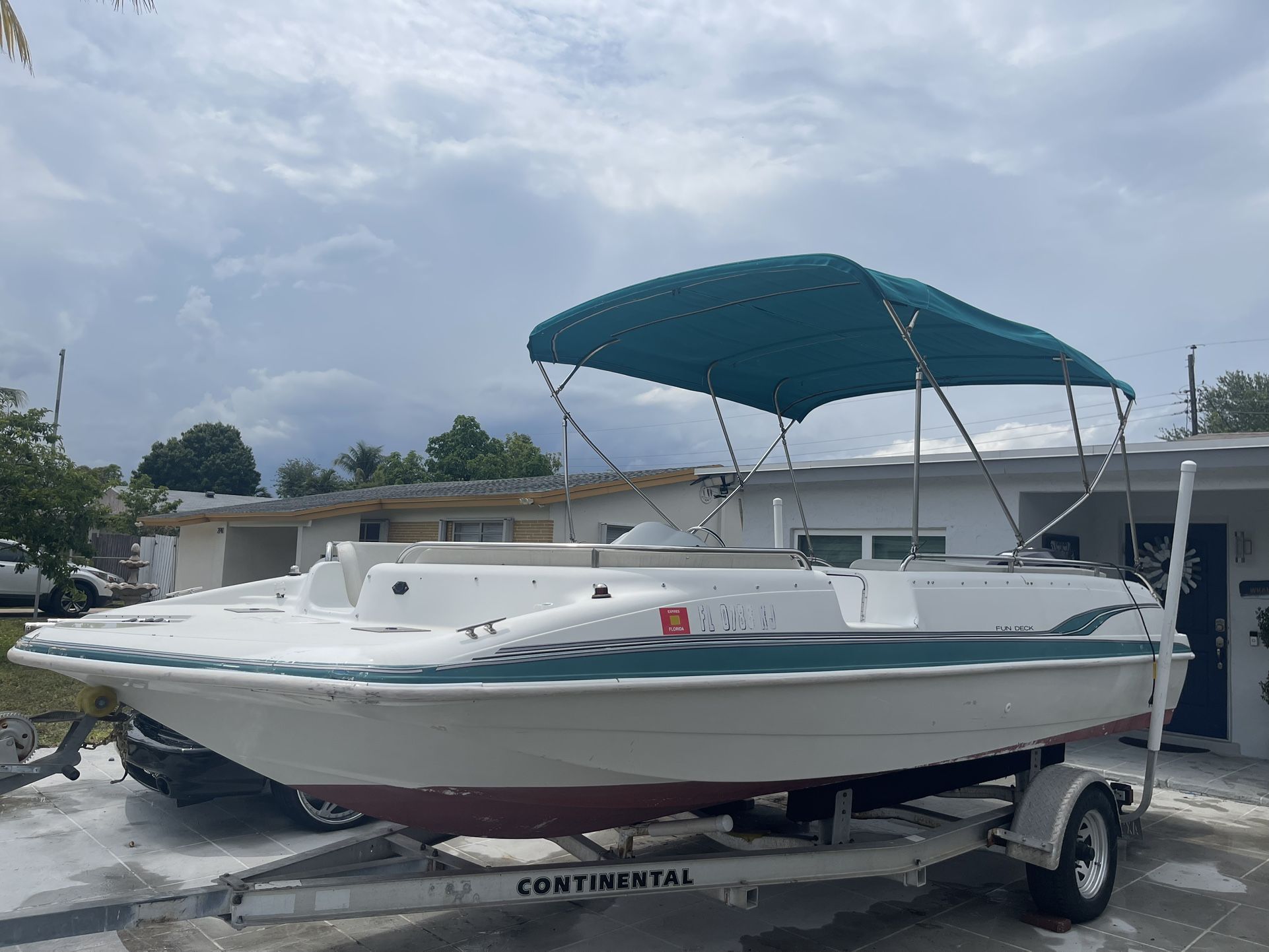 20’ Deck Boat $$9,800 OBO