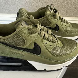 Brandnew Womens Nike Air Size 6 Retail Value $129 + Tax 