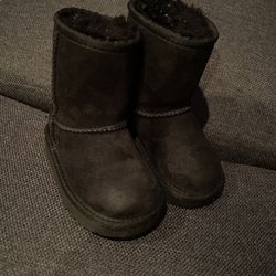 Size 6.. Good Condition .picture Does No Justice. Toddler Uggs