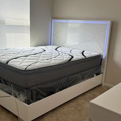 Queen/King Bedframe. 🚚WE DELIVER🚚