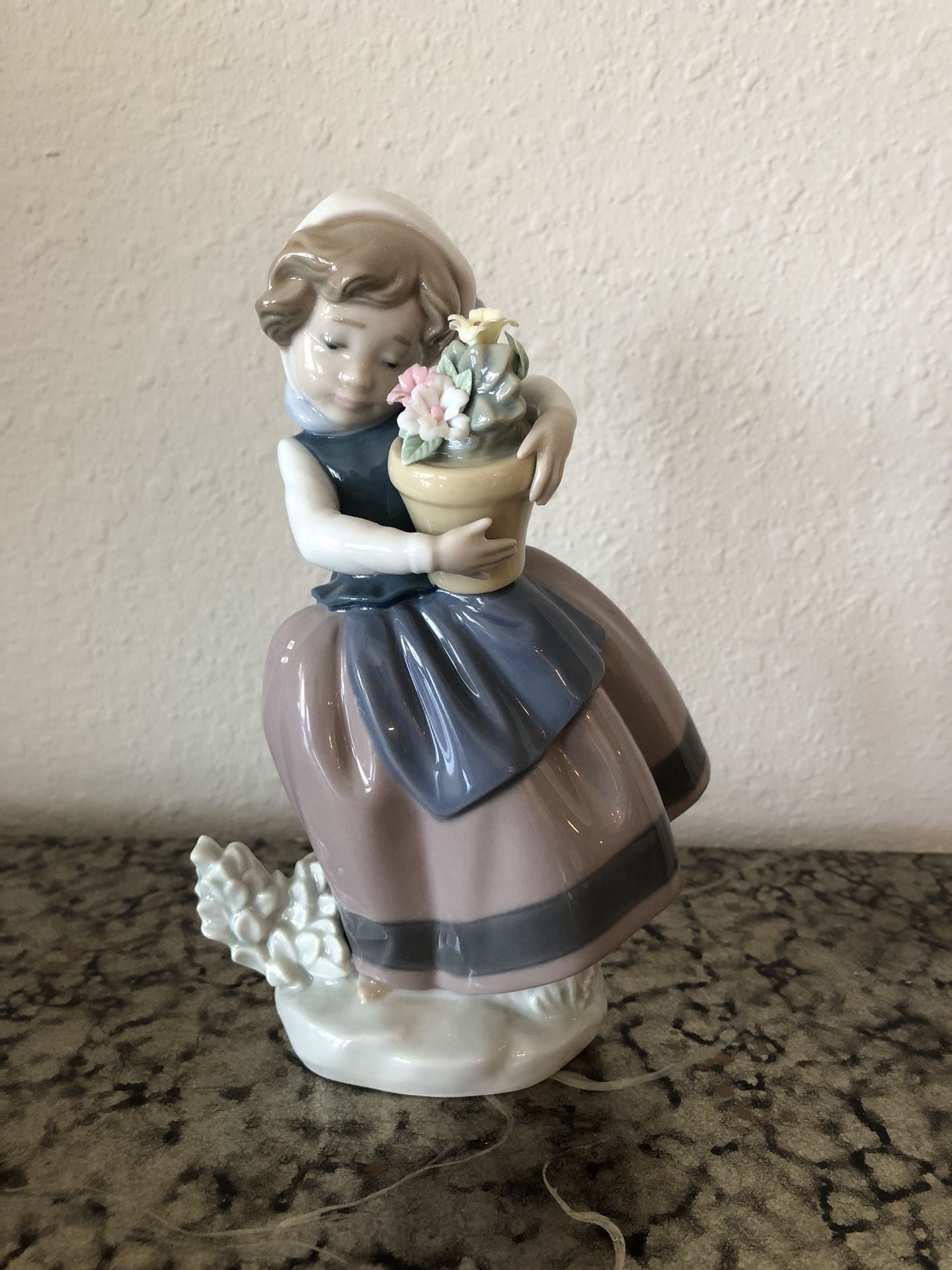 Lladro “Spring Is Here” Girl w/Flowers #5233-Vintage-Retired-Mint Condition