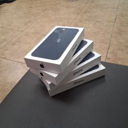 Brand New Pack Of 4 Iphone 13 For $450 OTD With 1 Month Of Servic3 Feee