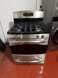 GE 4-burner gas stove in perfect working condition. Delivery and installation available with a 3-month warranty.