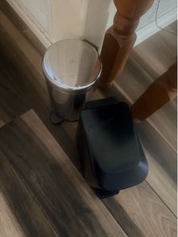 Small trash cans for bathrooms