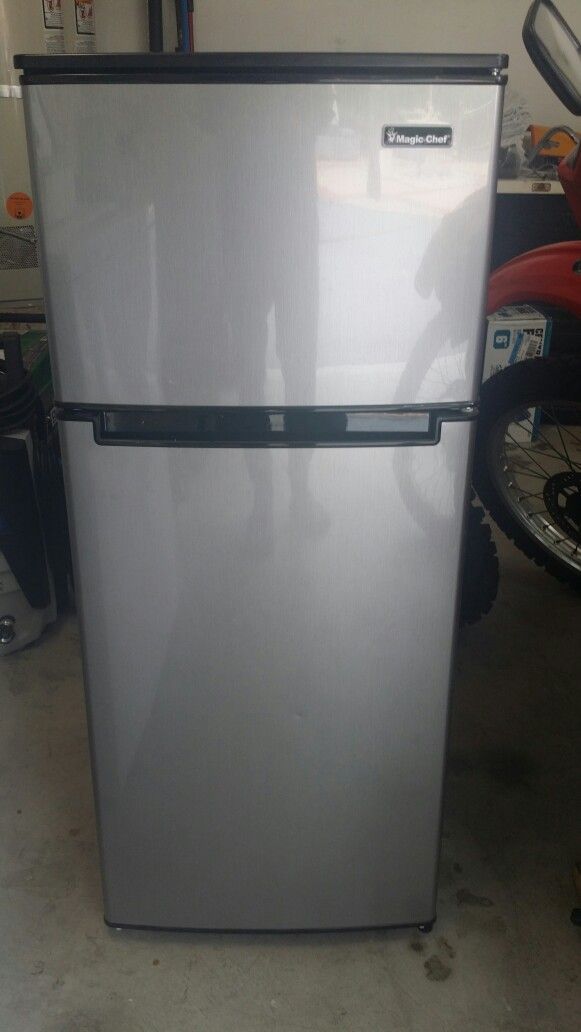 Magic Chef HMDR450SE 4.5 Cu Ft 2 Door Mini Fridge for Sale in Los