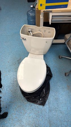 FREE DELTA TOILET.  NEEDS LID