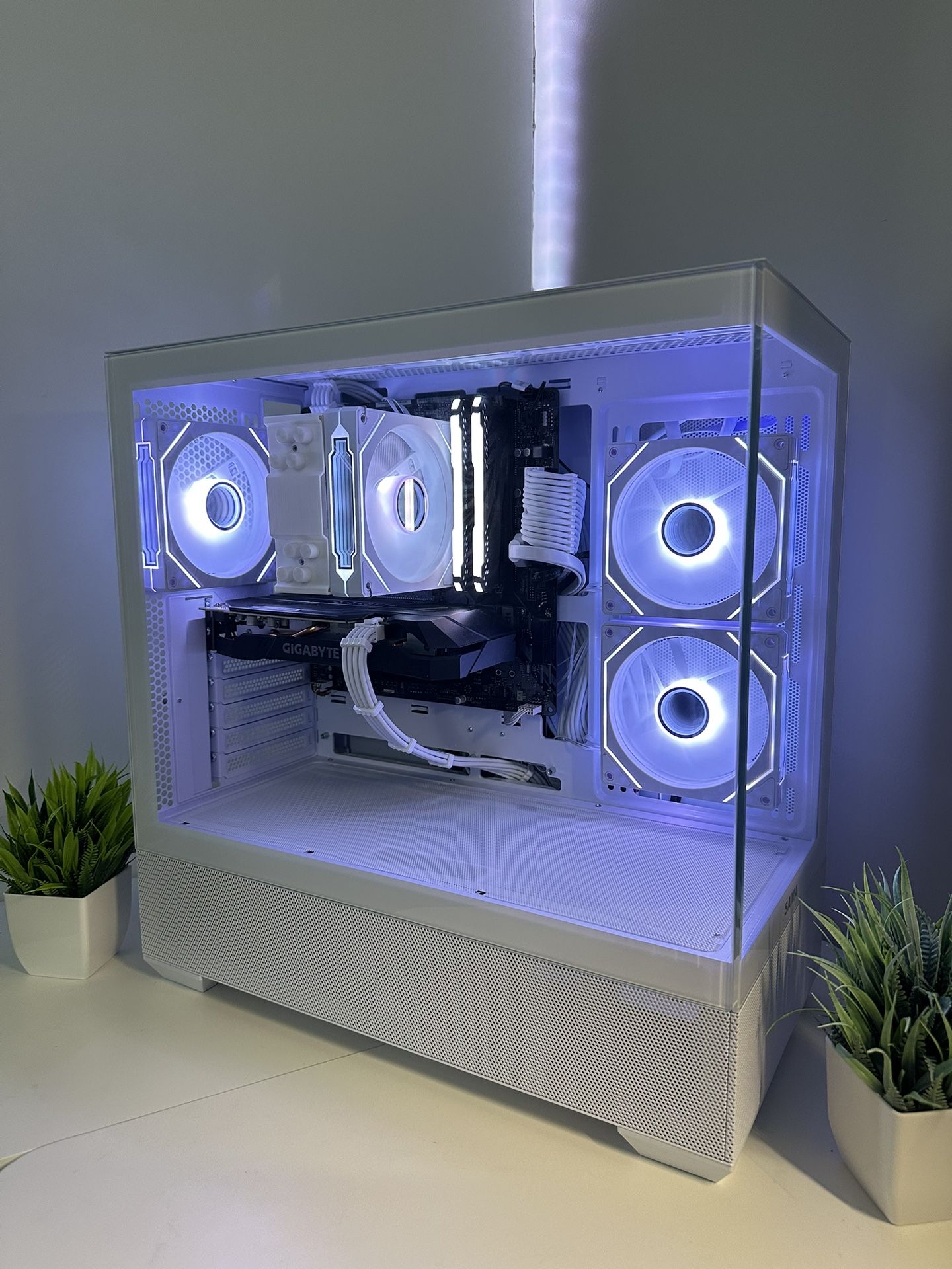 Clean All White Gaming PC