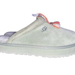 Treat your feet to ultimate comfort with these UGG Tazz Slippers in Hickory. The slip-on style and round toe shape make them easy to wear, while the l