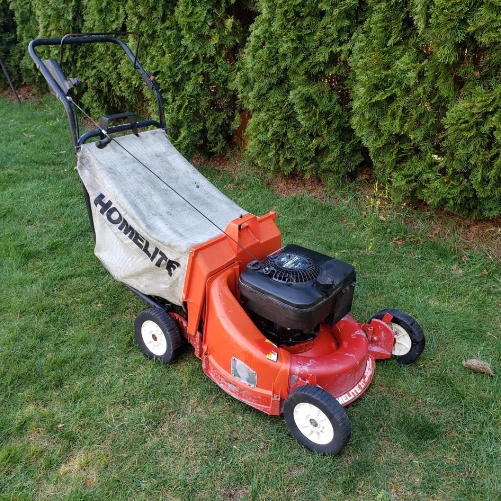 Homelite Push Lawn-mower for Sale in Renton, WA - OfferUp