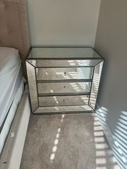 Mirrored 3-Drawer Dresser Chest