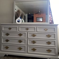 Ethan Allen Dresser With Mirror 