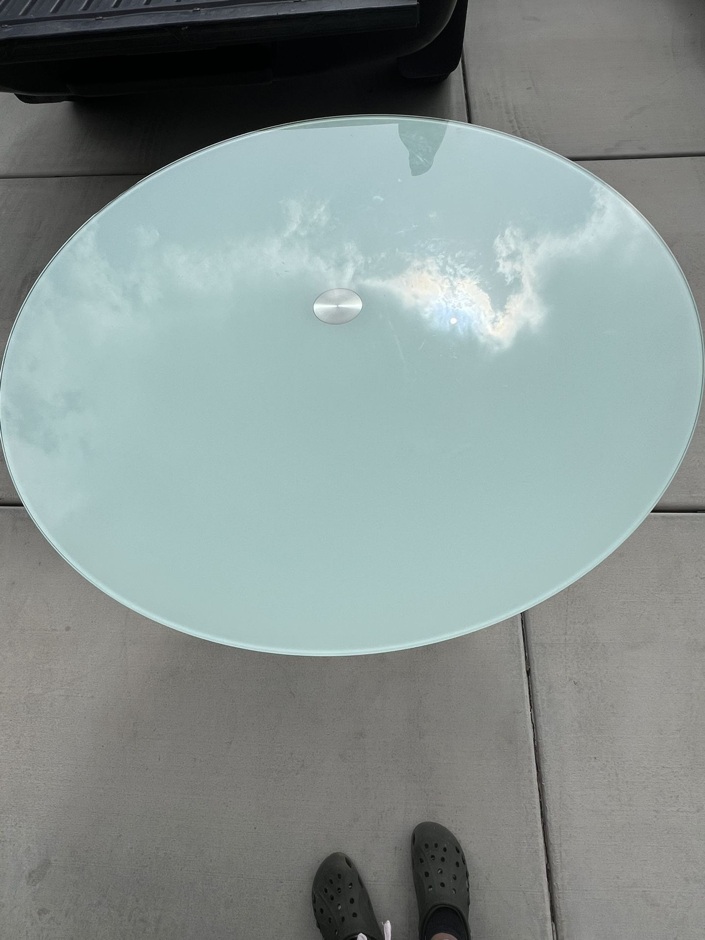 Mesa redonda de vidrio templado con base cromada – Moderna