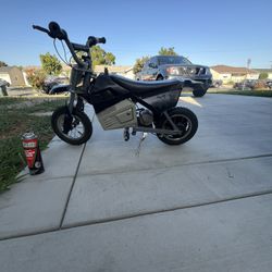 Razor Idk No The Model Color Of The Frame Is Black Size Is Small