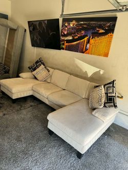 🌟 "LIKE NEW" Ashley furniture gorgeous off-white sectional couch with two chaice's ( FREE DELIVERY)
