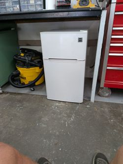 Small refrigerator with freezer