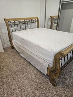 Beautiful Queen Size Bed With Mattress