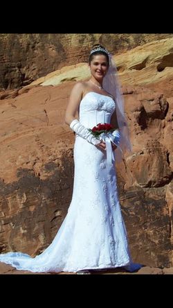Wedding dress Oleg Cassini collection. 2 piece mermaid wedding gown. Size 8 (American)