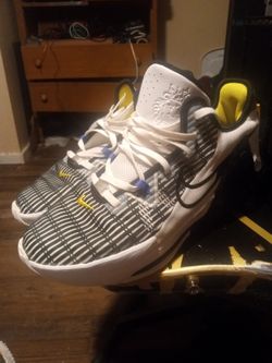 Size 13 LeBron witness 6 nikes great condition 50 bucks size 13