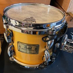 Vintage Pearl Masters 4-Ply Maple W/ Reinforcement Rings. 8” diameter x 7” depth. Beautiful antique gold lacquer finish. MasterCraft Hoops, OptiMount 