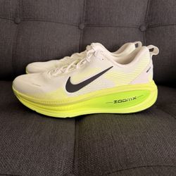 Nike Vomero 18 Size M11.5/ W13