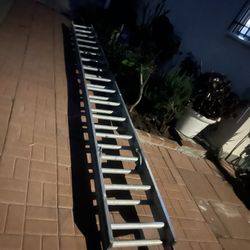 Escalera de 32 pies de aluminio, perfectas, condiciones muy baratas