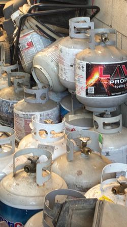Empty propane tank $15 today  only  cilindros de gas vacíos