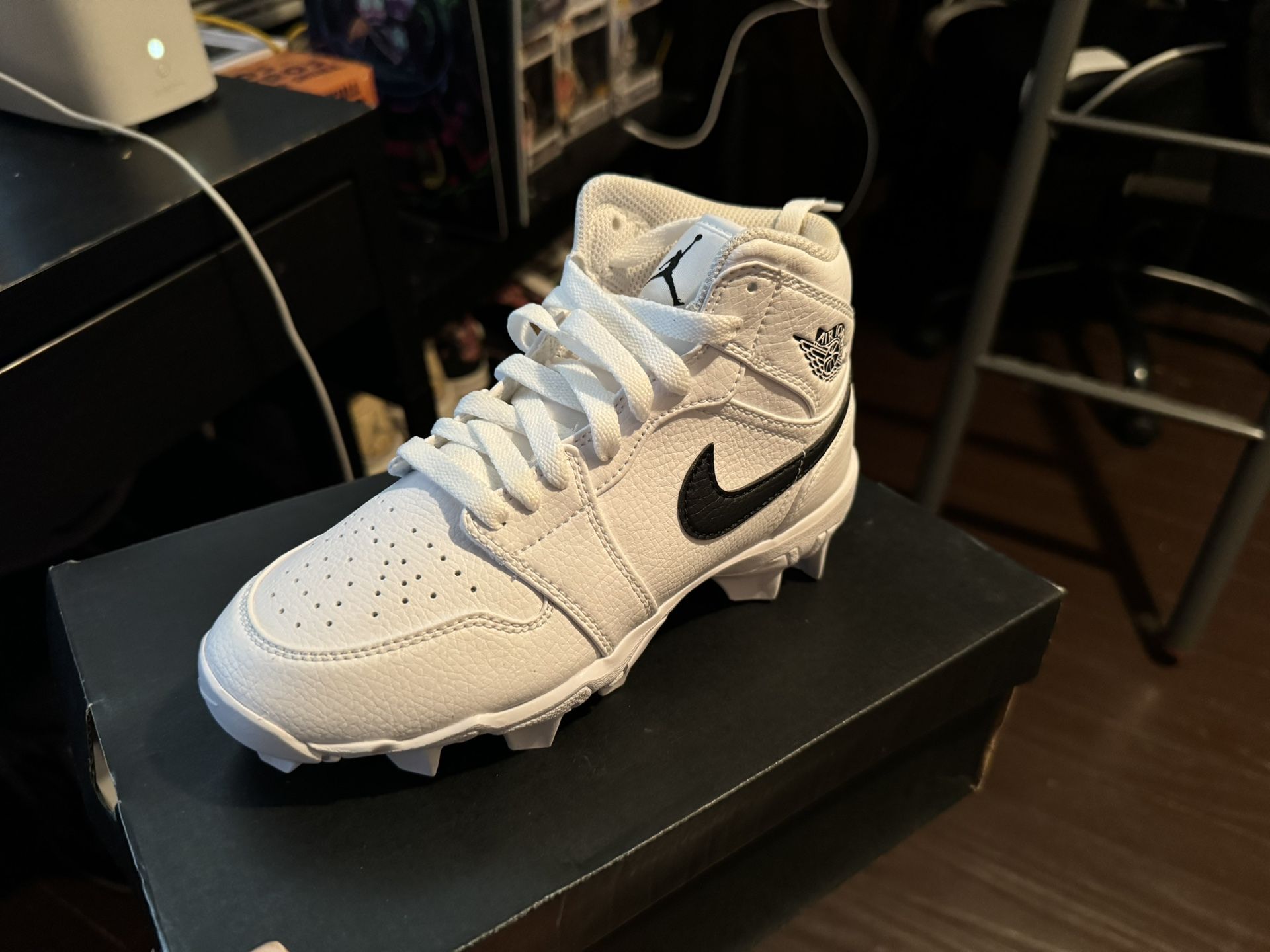 Mid Youth Jordan Cleats