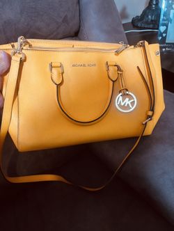 Bolsa, MICHAEL KORS $130