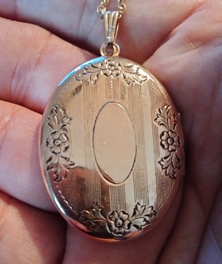 Antique Gold Plated Beautiful Gold Plated Engraved Flowers Locket w/Chain