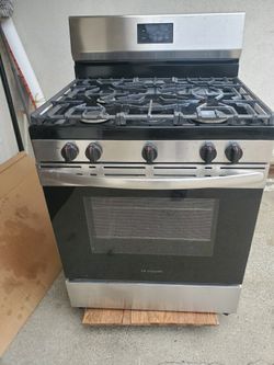 Frigidaire Stainless Steel Gas Range/Oven - 5 Burners - Works Great
