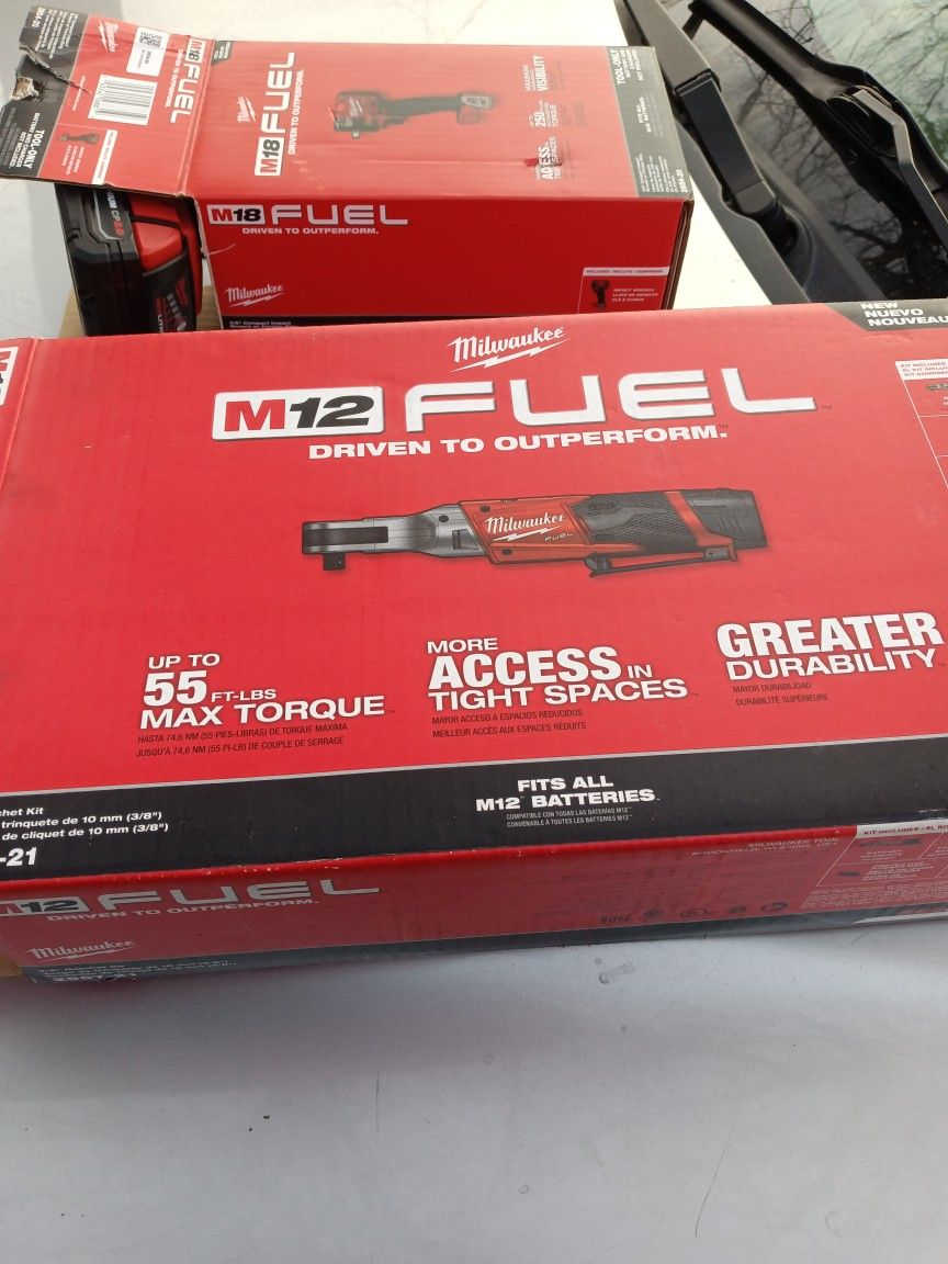 New. Milwaukee Ratchet Battery And Charger