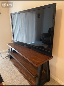 Tv/stand with surround sound