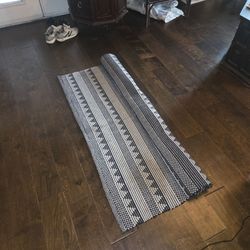 5x8 black and white rug. Smoke free home