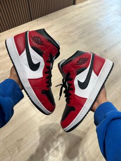 PREOWNED Jordan 1 Mid Chicago Toe Size 9
