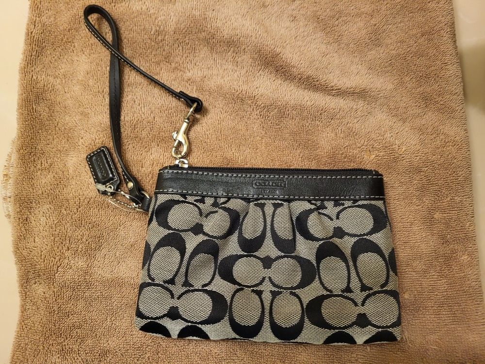 New Coach Small Signature Wristlet