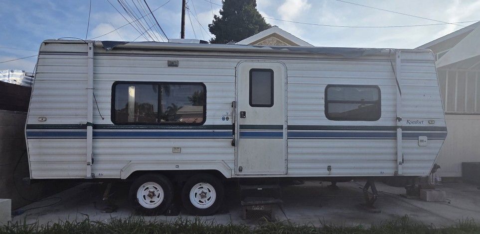 2001 Komfort Travel Trailer 23ft