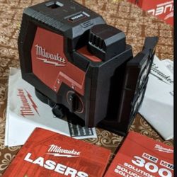 Milwaukee
Green 100 ft. Cross Line and Plumb Points Rechargeable Laser Level with REDLITHIUM Lithium-Ion USB Battery
