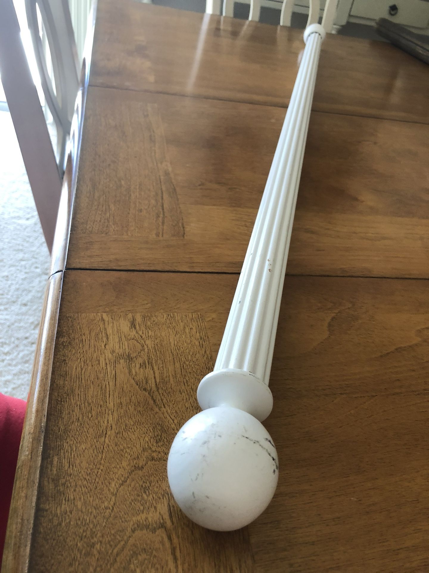 White wood curtain rod. Fits standard size window.