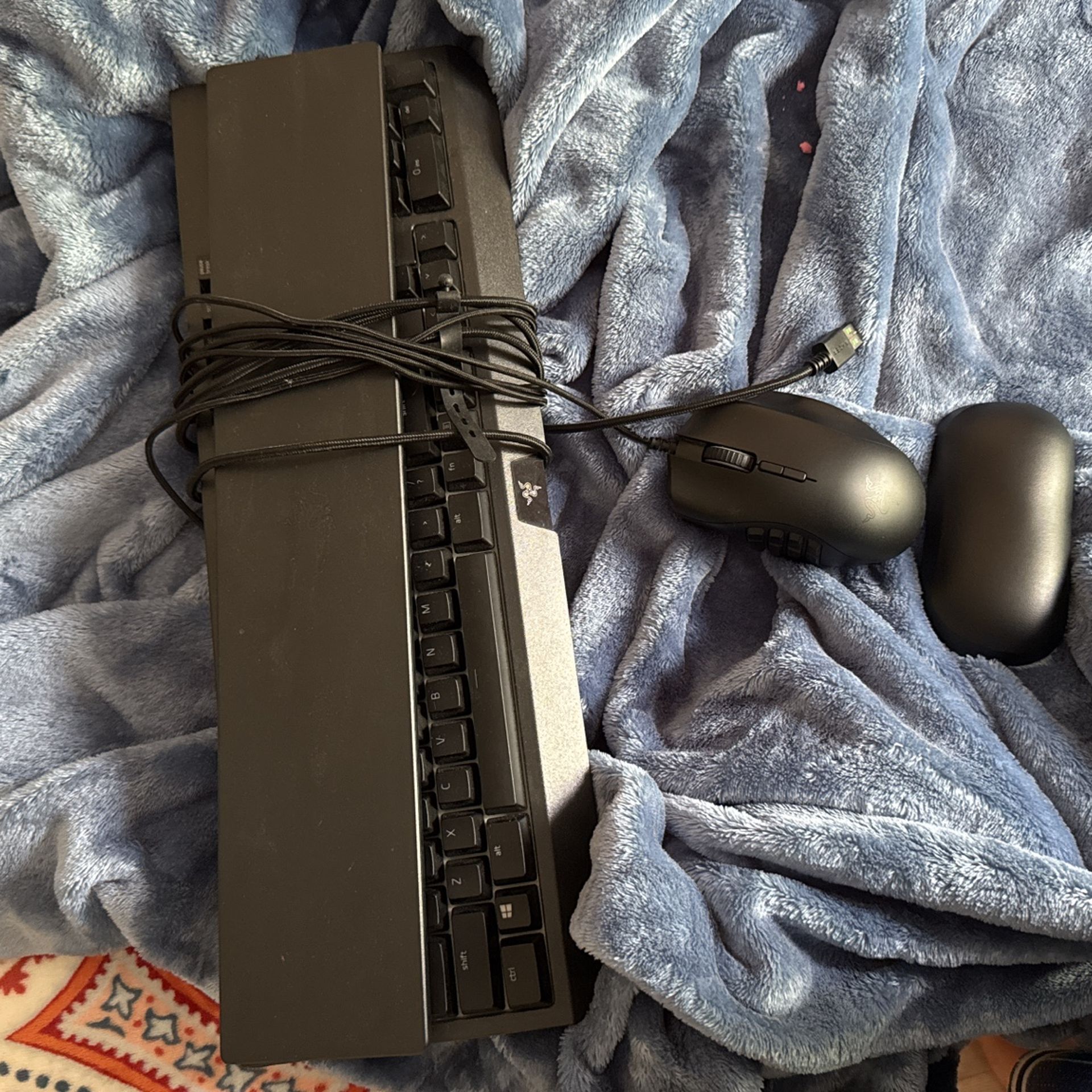 Black Widow Keyboard With A Razor Mouse