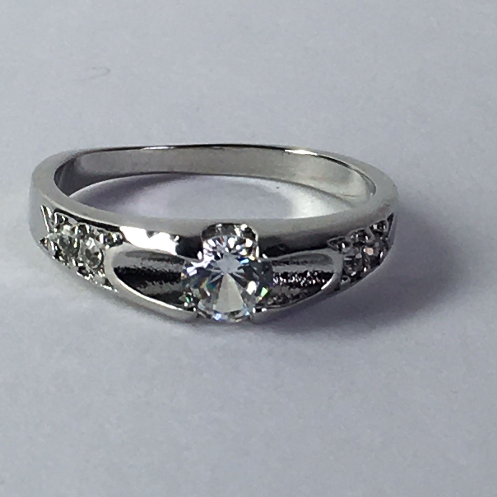 WOMENS RHINESTONE RING SIZE 8 🌺🌸🌼 NEW CONDITION RING FOR WOMEN ✨HIGH QUALITY PLEASE LOOK AT ALL THE PICTURES FOR DETAILS AND CONDITION. THE ITEM
