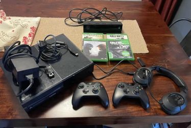 Xbox One + 2 Controllers (Disclaimer: Does Not Read Discs)