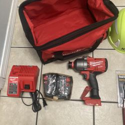 Milwaukee M18 Fuel 7/16 Quick Release Impact Wrench Kit 