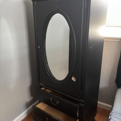 Stanley Dresser With Mirror