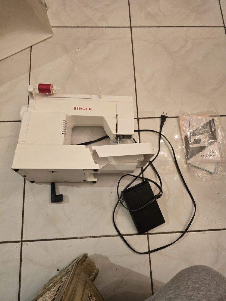 Singer 15 Sewing Machine New Near Mint 