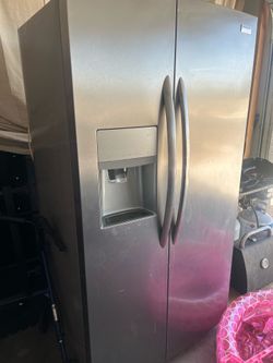 FREE!!! Refrigerator!!!! Need to pick up!!!