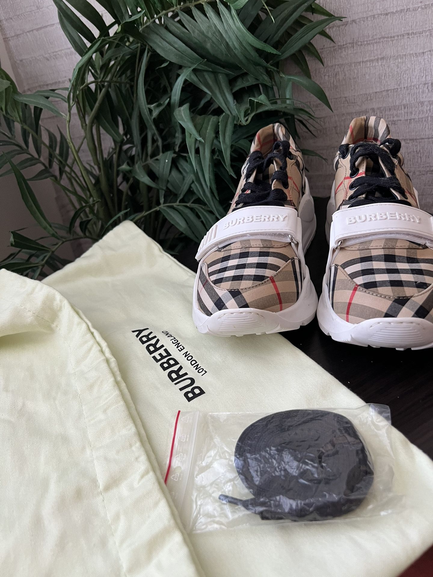 spray George Stevenson Abnorm Woman BurBerry Sneakers for Sale in Baltimore, MD - OfferUp