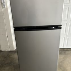 18 Cu Ft Whirlpool Refrigerator 