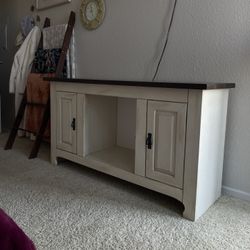 Entertainment Center / TV Stand – Great Condition